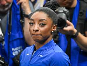 Mãe de Simone Biles pede perdão à filha após abandoná-la por vício em drogas