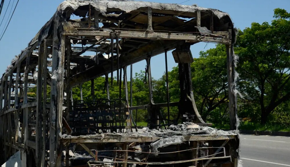 Fogo em ônibus virou modus operandi do crime no Rio, 436 veículos foram incendiados no estado em 10 anos