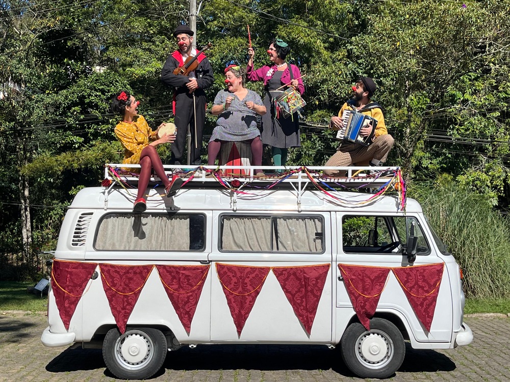 Espetáculo circense “Fanfarra Komboio” circula pelo interior do RJ em uma kombi