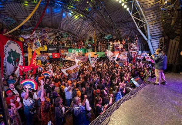 Tarcísio Motta e Renata Souza oficializam candidatura no palco do Circo Voador