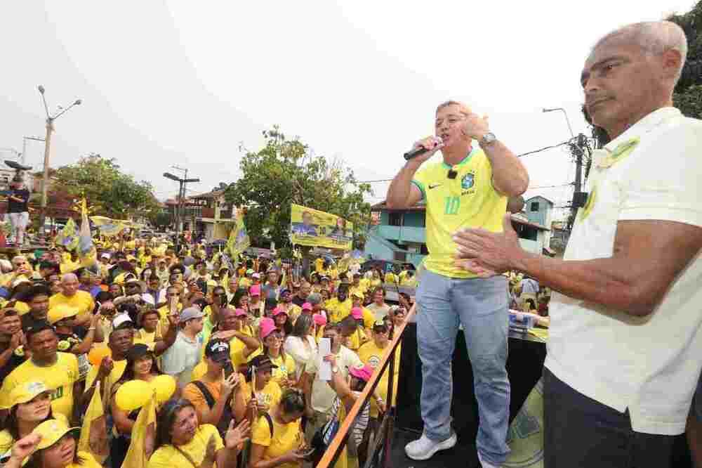 Onda amarela toma Búzios com Romário e Alexandre Martins