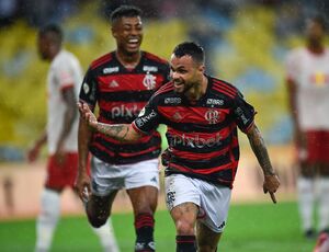 Michael reestreia com gol, defesa do Bragantino faz lambança e Flamengo vence no Maracanã