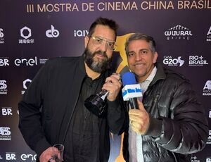 Denis Feijão, recebe Prêmio Arara Azul, na 3ª Mostra de Cinema China-Brasil pelo Documentário 'Raul'