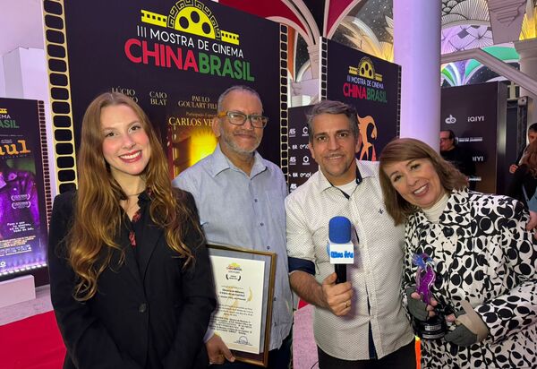 Filme 'Bezerra de Menezes', recebe Prêmio Arara Azul na 3ª Mostra de Cinema China Brasil – Entrevista com Roberto Ricardo e Márcia representando Carlos Vereza