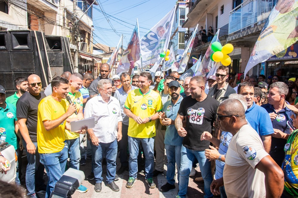 Flávio Bolsonaro caminha com Armando Carneiro e Marcinho Pessanha em Quissamã nesta sexta (30)