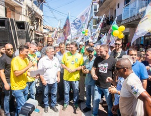 Flávio Bolsonaro caminha com Armando Carneiro e Marcinho Pessanha em Quissamã nesta sexta (30)