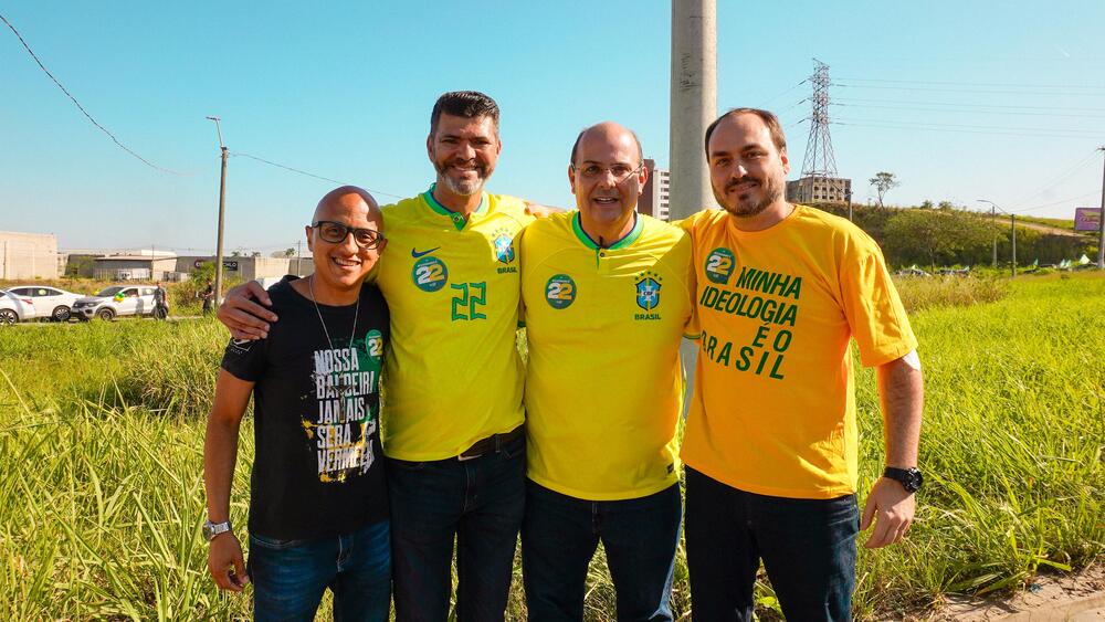 Clã Bolsonaro aterrissa em Itaguaí para apoiar Alexandre Valle (PL)