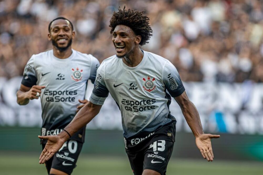 Corinthians vence por 2 x 1 e deixa o Flamengo mais longe do título do Brasileirão