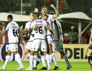 Vasco vence o Vitória no Barradão com gol de João Victor