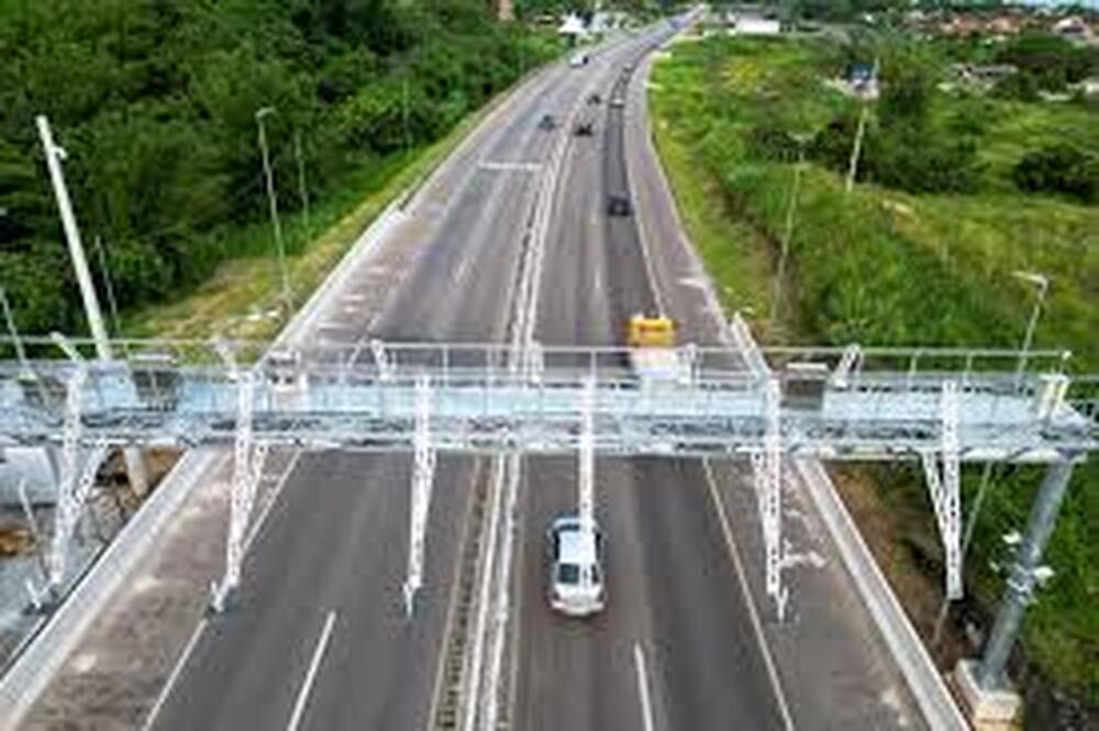 Pedágio da Rio-Santos: O Asfalto virou luxo e a estrada agora cobra até pela paisagem! Prepare o bolso, o humor e a paciência, porque só de olhar para a praia já vai R$ 7,90