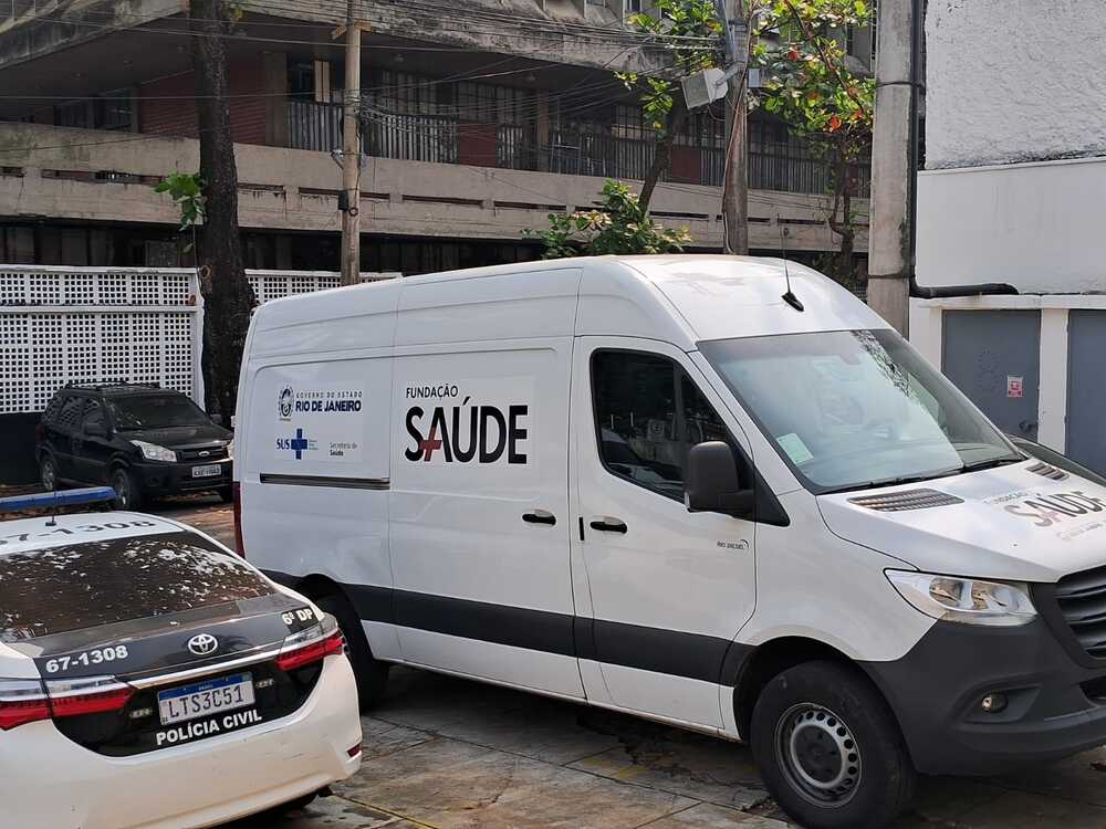 Quatro criminosos armados com pistolas em duas motos, roubaram duas vans da Fundação Saúde