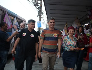 Fabiano Horta faz corpo a corpo ao lado do candidato Dimas Gadelha nas ruas de Alcântara 