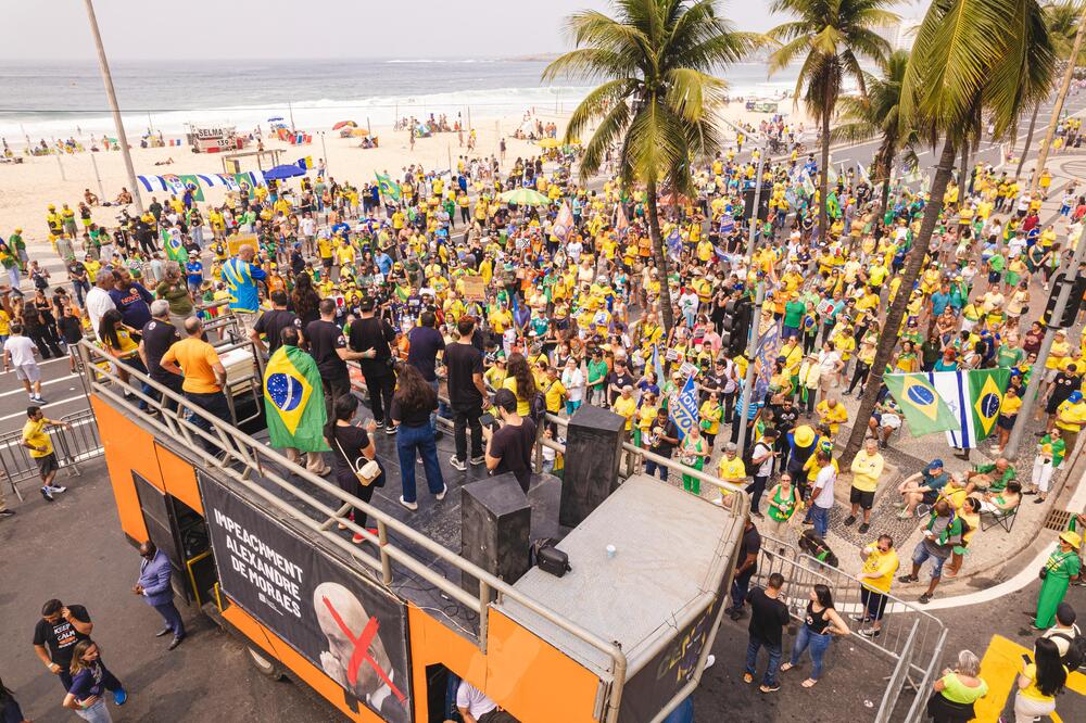 Manifestação em Copacabana reúne cariocas pelo impeachment de Alexandre de Moraes