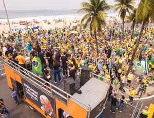 Manifestação em Copacabana reúne cariocas pelo impeachment de Alexandre de Moraes