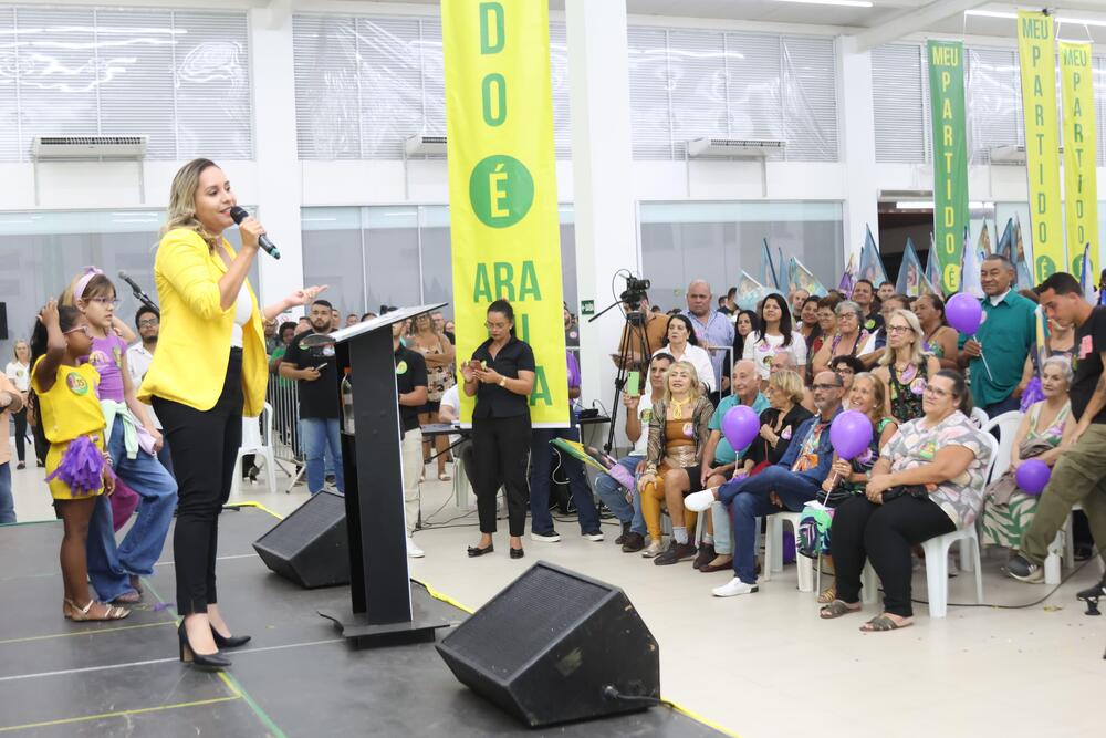 Candidata Daniela de Livia anuncia projetos para Saúde em comício do Partido Agir em Araruama