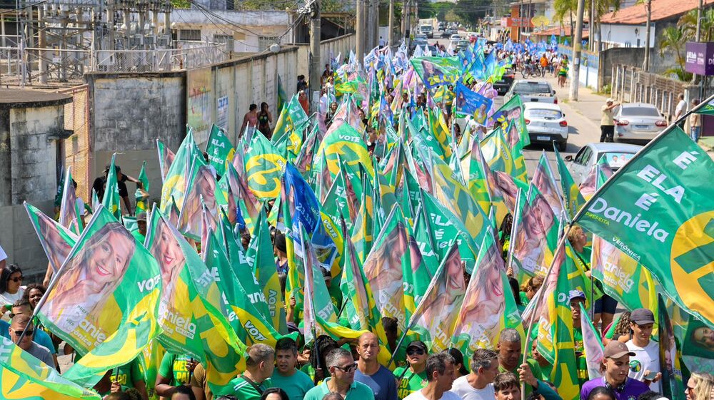 Milhares de pessoas participam com a candidata a prefeita Daniela de Livia do maior bandeiraço da história política de Araruama