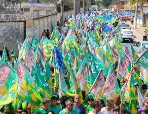 Milhares de pessoas participam com a candidata a prefeita Daniela de Livia do maior bandeiraço da história política de Araruama