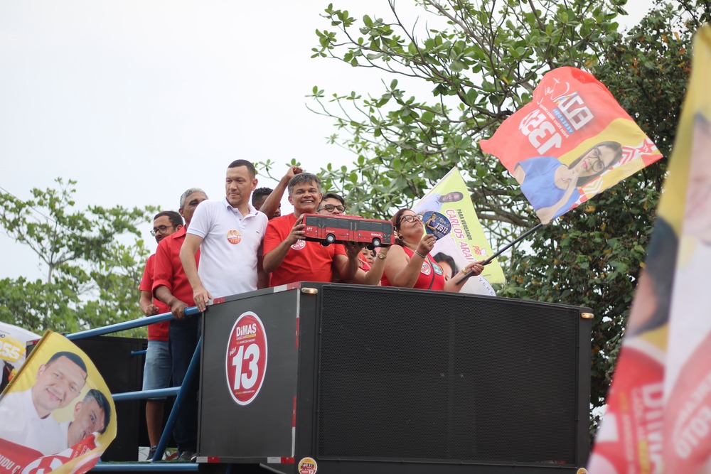 Dimas Gadelha põe o bloco do Vermelhinho na rua