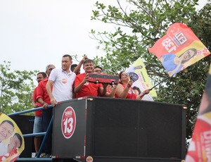 Dimas Gadelha põe o bloco do Vermelhinho na rua