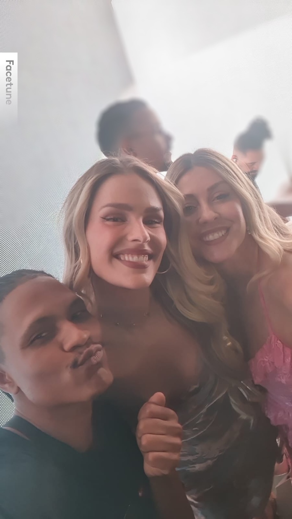 Dj Collosso cai nas graças de Nicolly Bahls e Yasmim Brunet