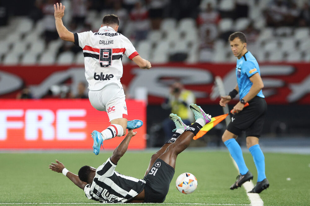 Botafogo massacra o São Paulo, mas não consegue levar vantagem para o jogo de volta das quartas