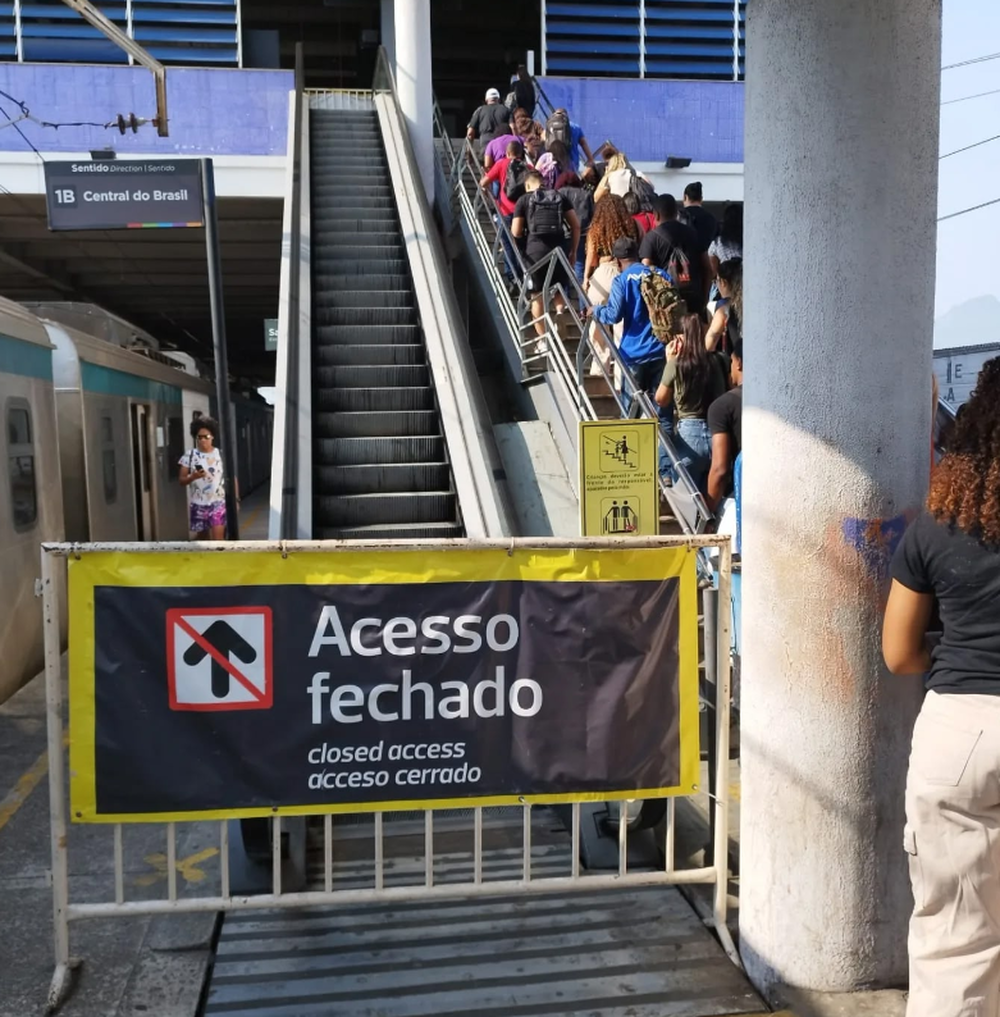 Passageiros denunciam descaso na Estação Bonsucesso: Escada Rolante parada compromete Acessibilidade