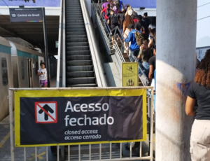 Passageiros denunciam descaso na Estação Bonsucesso: Escada Rolante parada compromete Acessibilidade