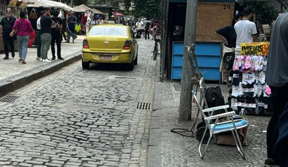 Desordem urbana: pedestres disputam espaço nas calçadas com camelôs no Centro do Rio