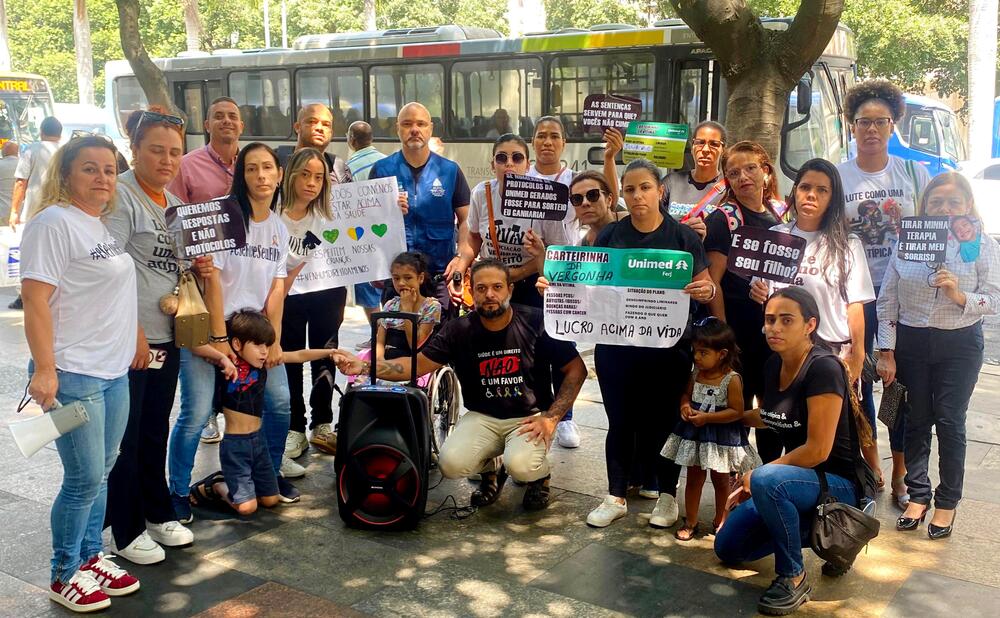 Mães atípicas se reuniram na manhã desta terça-feira em frente ao Tribunal de Justiça para protestarem contra o descaso dos planos de saúde.