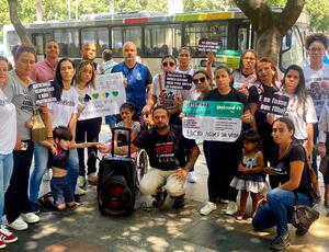 Mães atípicas se reuniram na manhã desta terça-feira em frente ao Tribunal de Justiça para protestarem contra o descaso dos planos de saúde.