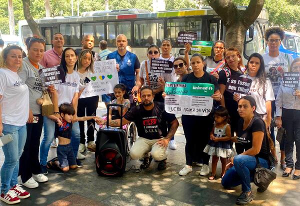 Mães atípicas se reuniram na manhã desta terça-feira em frente ao Tribunal de Justiça para protestarem contra o descaso dos planos de saúde.