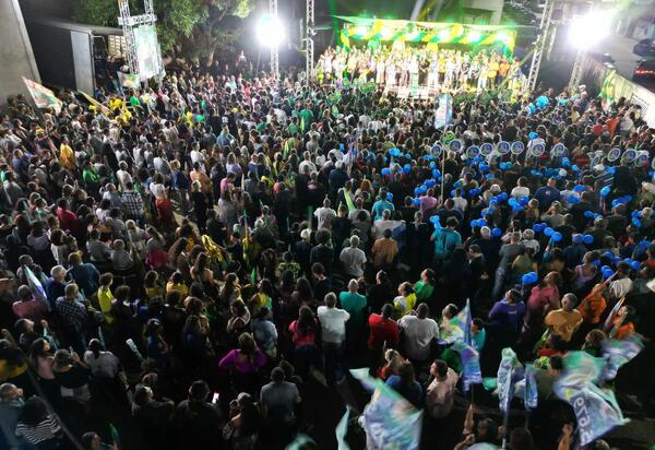 Daniela de Lívia comemora aniversário com grande comício no bairro Areal