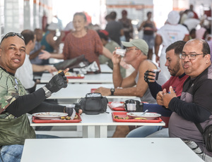 Chef Jessica Sabino, do Pitanga, prepara almoço para frequentadores do Restaurante Popular do Fonseca