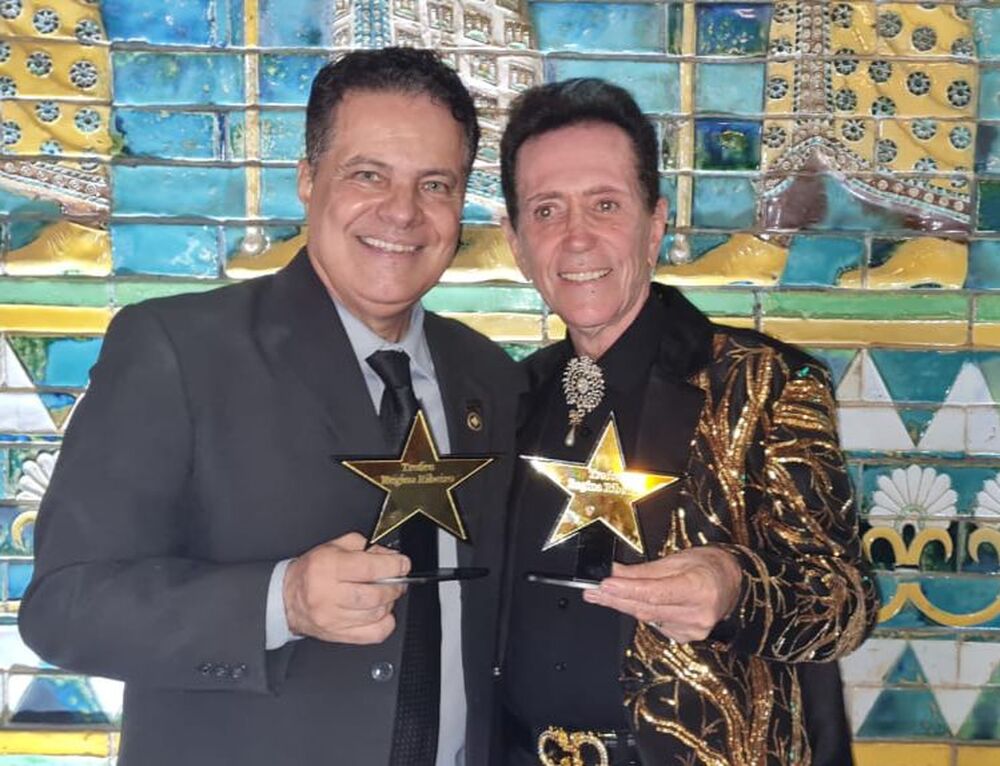 O jornalista Oscar Muller recebe o Prêmio  Melhores do Ano no Theatro Municipal do Rio de Janeiro