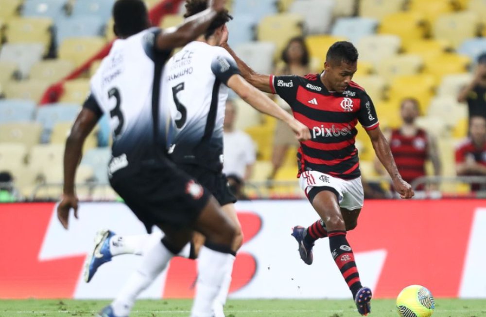 Na estreia de Filipe Luís, Flamengo vence Corinthians e abre vantagem nas semifinais da Copa do Brasil