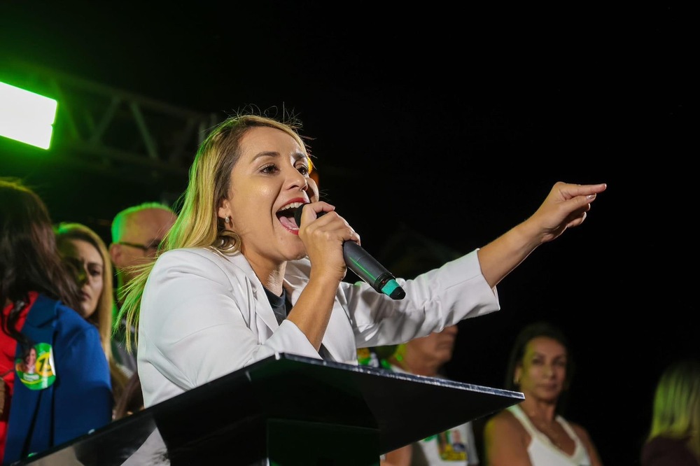 Daniela de Livia fala sobre projetos na área da saúde durante comício em Itatiquara