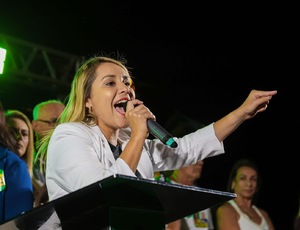 Daniela de Livia fala sobre projetos na área da saúde durante comício em Itatiquara