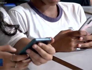 Celular fora da escola: Proibição pode virar lei e valer até no recreio