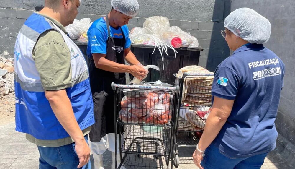 Procon-RJ descarta cerca de 250 kg de comida imprópria para consumo na região serrana do Rio