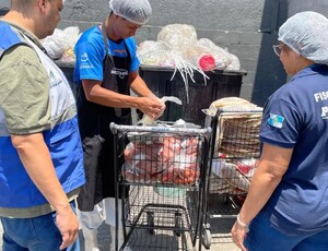 Procon-RJ descarta cerca de 250 kg de comida imprópria para consumo na região serrana do Rio