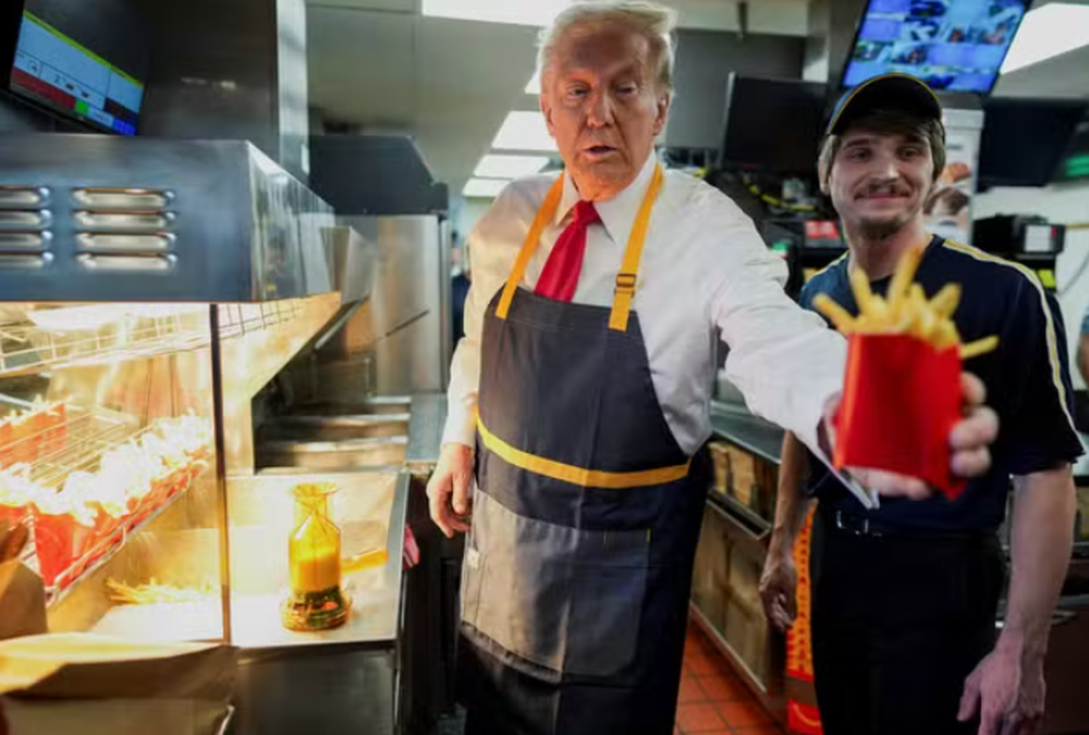 Donald Trump serve batatas fritas em drive-thru do McDonald’s e critica Kamala Harris