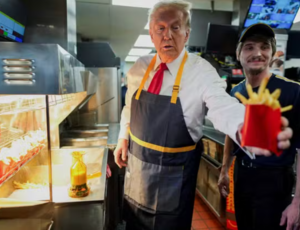 Donald Trump serve batatas fritas em drive-thru do McDonald’s e critica Kamala Harris