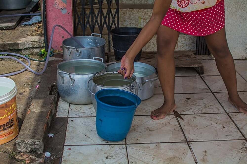 Mais de 100 regiões da Baixada sem água: crise no abastecimento de água 