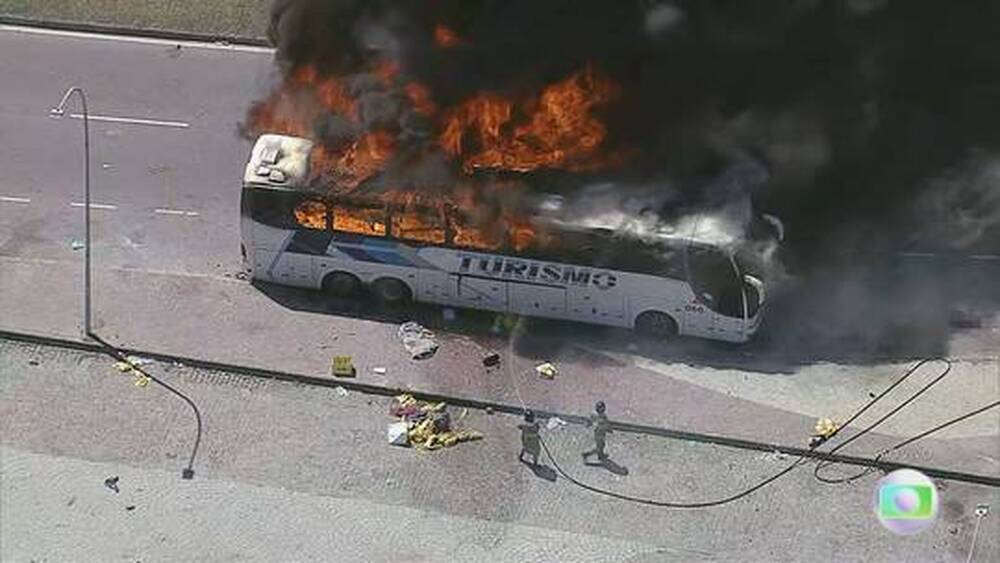 Ônibus pega fogo após confusão envolvendo torcedores do Peñarol 