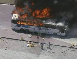 Ônibus pega fogo após confusão envolvendo torcedores do Peñarol 