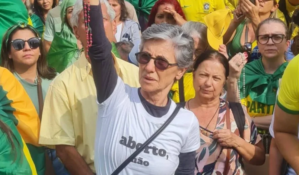 Cássia Kis vira ré por homofobia e pode pagar multa de R$ 1 milhão