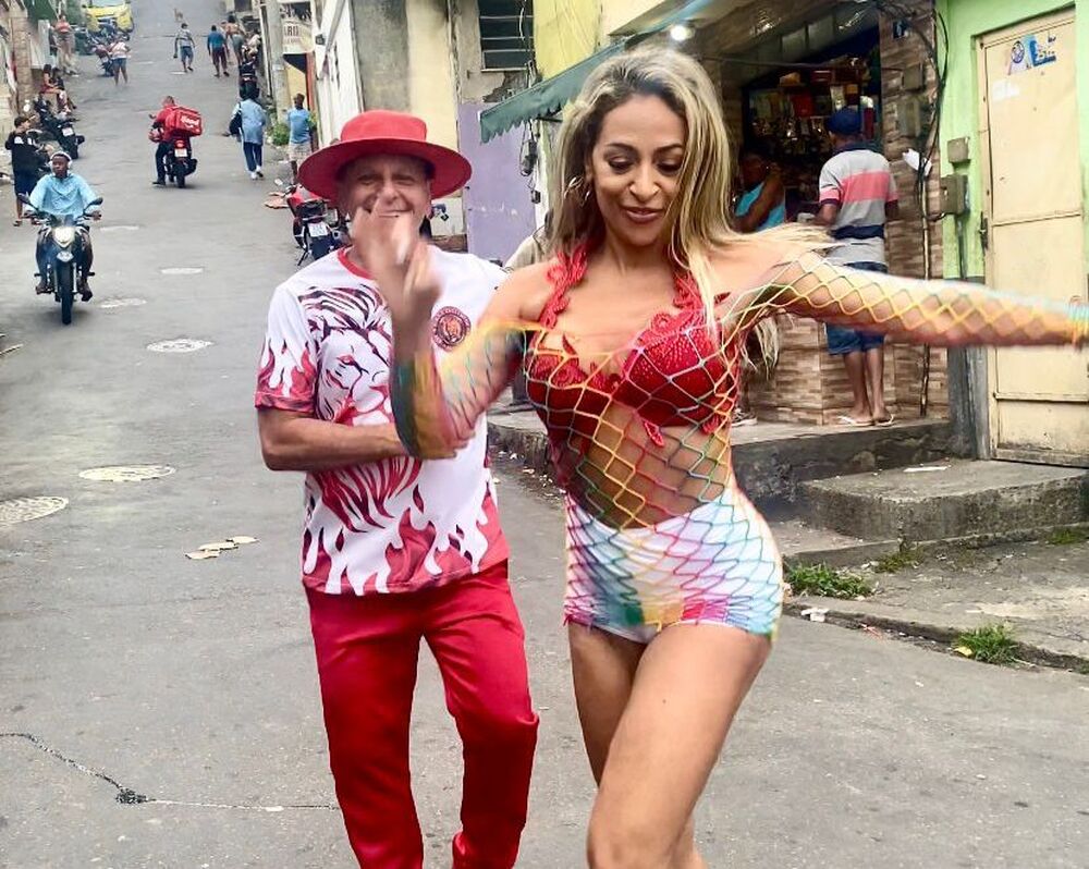 Alessandra Mattos, exibe corpão e da show de samba no pé em ensaio da Estácio de Sá,  na comunidade do São Carlos.