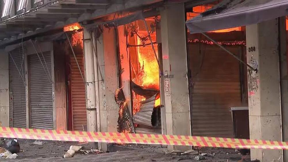 Incêndio destrói parte do Shopping 25 de Março no Brás, em São Paulo