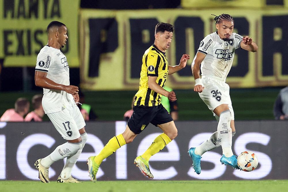 Com time misto, Botafogo joga mal, mas segura Peñarol e vai à final da Libertadores pela primeira vez