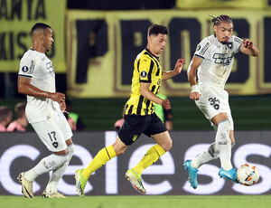 Com time misto, Botafogo joga mal, mas segura Peñarol e vai à final da Libertadores pela primeira vez